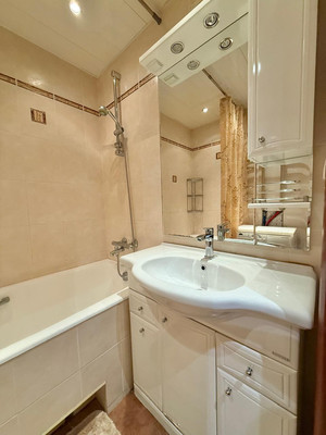 Продам трехкомнатную (3-комн.) квартиру, Дыбенко ул, 18к1, Москва г