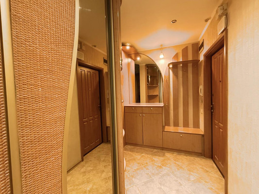 Продам трехкомнатную (3-комн.) квартиру, Дыбенко ул, 18к1, Москва г