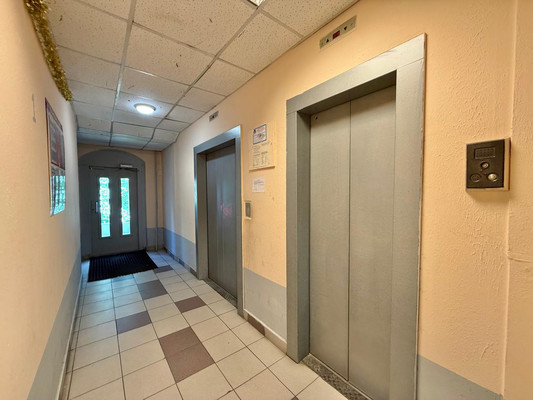Продам трехкомнатную (3-комн.) квартиру, Дыбенко ул, 18к1, Москва г
