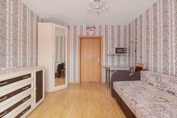 Продам комнату в 8-комн. квартире, Беринга ул, 32к3, Санкт-Петербург г