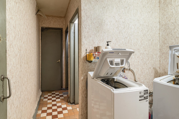 Продам комнату в 8-комн. квартире, Беринга ул, 32к3, Санкт-Петербург г