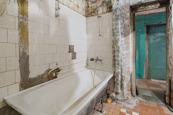 Продам комнату в 8-комн. квартире, Беринга ул, 32к3, Санкт-Петербург г