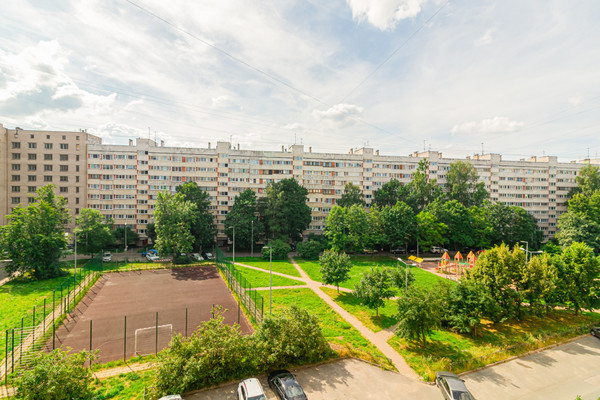 Продам комнату в 8-комн. квартире, Беринга ул, 32к3, Санкт-Петербург г