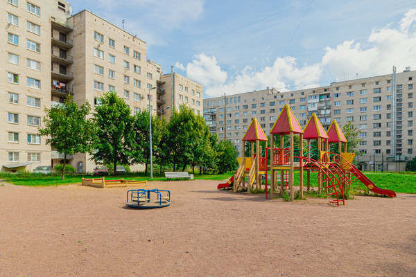 Продам комнату в 8-комн. квартире, Беринга ул, 32к3, Санкт-Петербург г