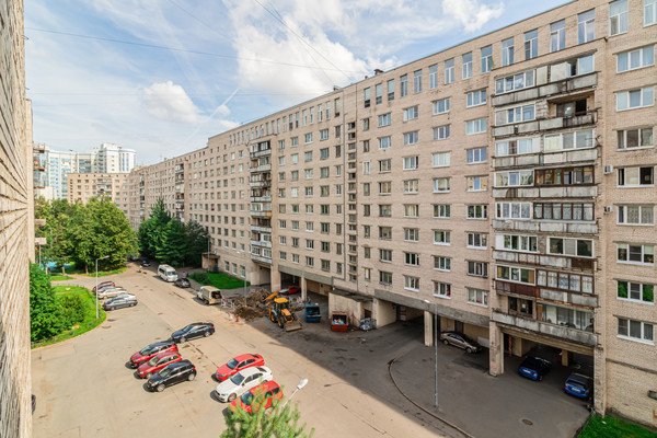 Продам комнату в 8-комн. квартире, Беринга ул, 32к3, Санкт-Петербург г