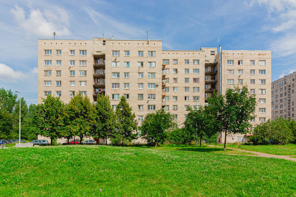 Продам комнату в 8-комн. квартире, Беринга ул, 32к3, Санкт-Петербург г