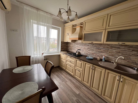 Продам трехкомнатную (3-комн.) квартиру, Победы пр-кт, 214, Симферополь г