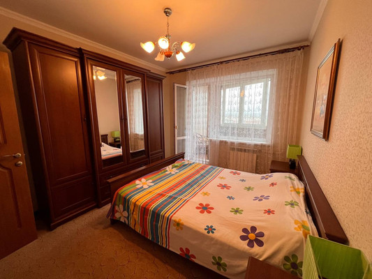 Продам трехкомнатную (3-комн.) квартиру, Победы пр-кт, 214, Симферополь г