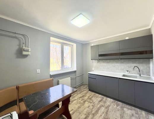 Продам двухкомнатную (2-комн.) квартиру, Крымская ул, 1а, Саки г