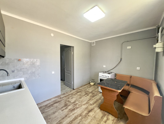 Продам двухкомнатную (2-комн.) квартиру, Крымская ул, 1а, Саки г