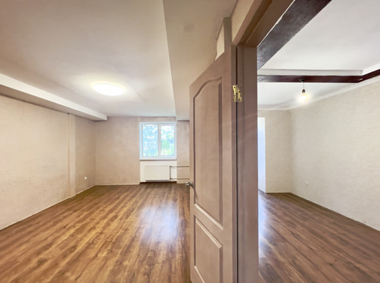 Продам двухкомнатную (2-комн.) квартиру, Крымская ул, 1а, Саки г