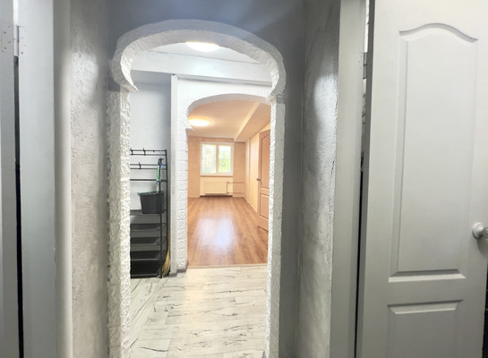 Продам двухкомнатную (2-комн.) квартиру, Крымская ул, 1а, Саки г