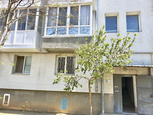 Продам двухкомнатную (2-комн.) квартиру, Крымская ул, 1а, Саки г