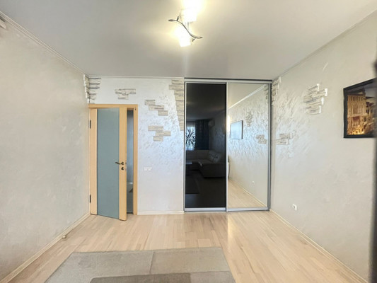 Продам трехкомнатную (3-комн.) квартиру, Кореновская ул, 15/1, Краснодар г