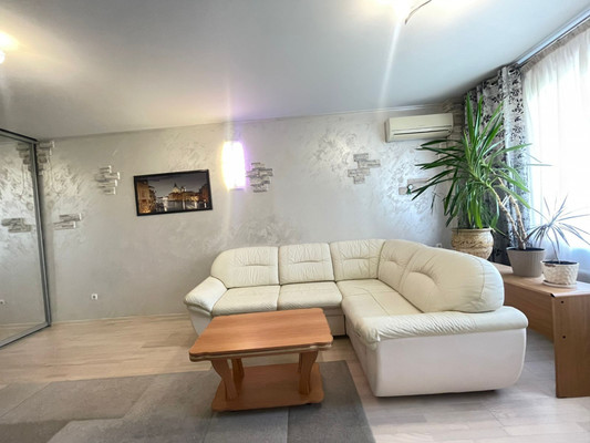Продам трехкомнатную (3-комн.) квартиру, Кореновская ул, 15/1, Краснодар г
