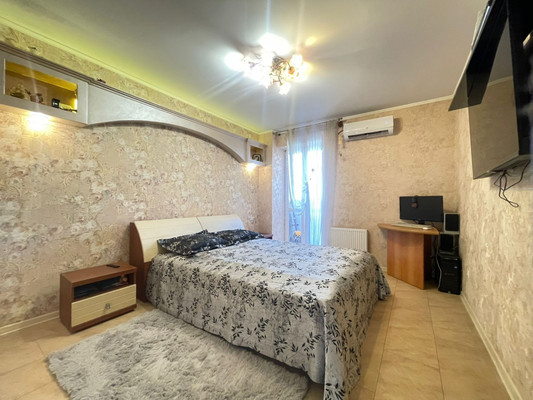 Продам трехкомнатную (3-комн.) квартиру, Кореновская ул, 15/1, Краснодар г