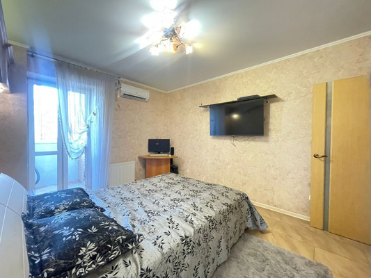 Продам трехкомнатную (3-комн.) квартиру, Кореновская ул, 15/1, Краснодар г