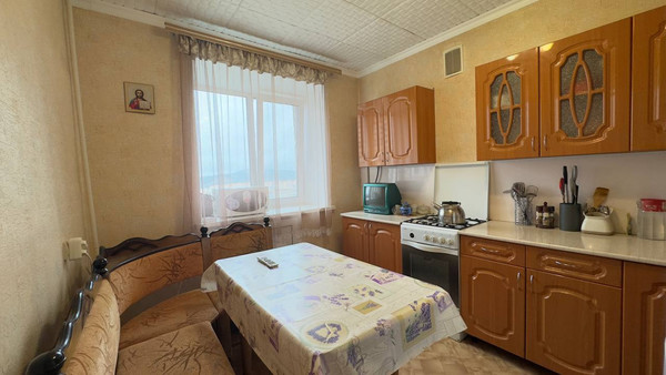 Продам трехкомнатную (3-комн.) квартиру, 35-й мкр, 29, Октябрьский г