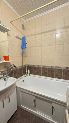 Продам трехкомнатную (3-комн.) квартиру, 35-й мкр, 29, Октябрьский г