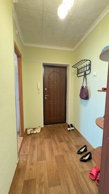 Продам трехкомнатную (3-комн.) квартиру, 35-й мкр, 29, Октябрьский г