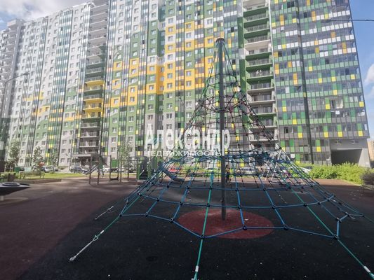 Продам однокомнатную (1-комн.) квартиру, Воронцовский б-р, 21к3, Мурино п