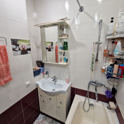 Продам трехкомнатную (3-комн.) квартиру, Строительный пер, 8к1, Иркутск г