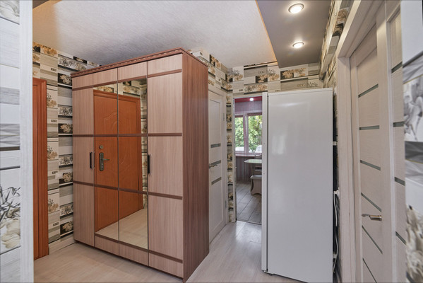 Продам трехкомнатную (3-комн.) квартиру, Баумана ул, 250, Иркутск г
