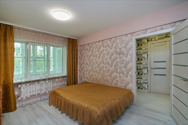 Продам трехкомнатную (3-комн.) квартиру, Баумана ул, 250, Иркутск г