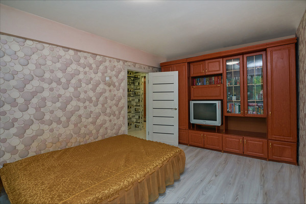Продам трехкомнатную (3-комн.) квартиру, Баумана ул, 250, Иркутск г