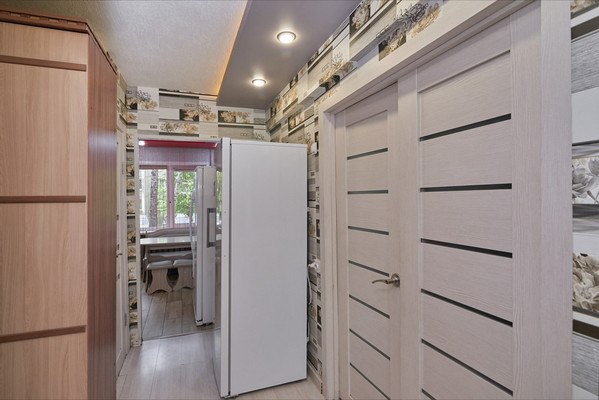 Продам трехкомнатную (3-комн.) квартиру, Баумана ул, 250, Иркутск г