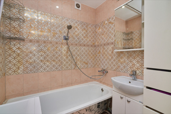 Продам трехкомнатную (3-комн.) квартиру, Баумана ул, 250, Иркутск г