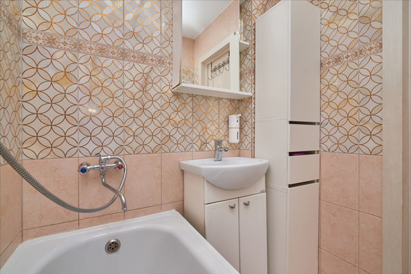 Продам трехкомнатную (3-комн.) квартиру, Баумана ул, 250, Иркутск г