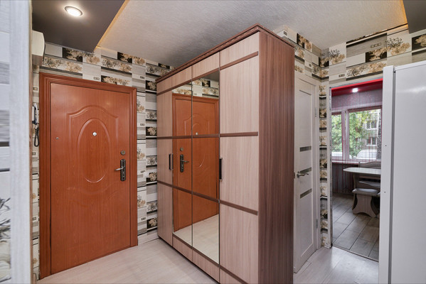 Продам трехкомнатную (3-комн.) квартиру, Баумана ул, 250, Иркутск г