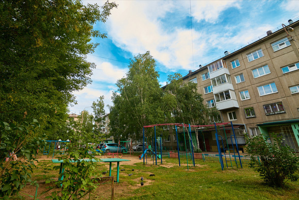 Продам трехкомнатную (3-комн.) квартиру, Баумана ул, 250, Иркутск г