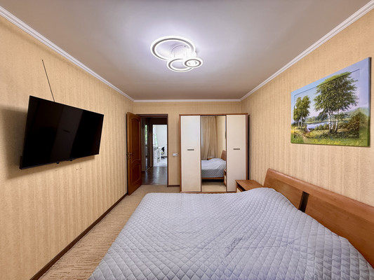 Продам трехкомнатную (3-комн.) квартиру, 1 Конной Армии ул, 11, Симферополь г