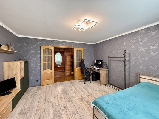 Продам трехкомнатную (3-комн.) квартиру, 1 Конной Армии ул, 11, Симферополь г