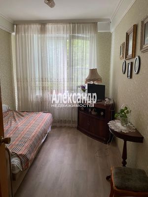 Продам трехкомнатную (3-комн.) квартиру, Колпинская ул, 131, Колпино г