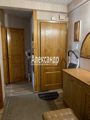 Продам трехкомнатную (3-комн.) квартиру, Колпинская ул, 131, Колпино г