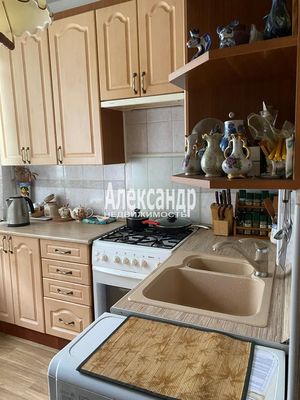 Продам трехкомнатную (3-комн.) квартиру, Колпинская ул, 131, Колпино г