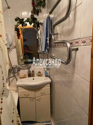 Продам трехкомнатную (3-комн.) квартиру, Колпинская ул, 131, Колпино г