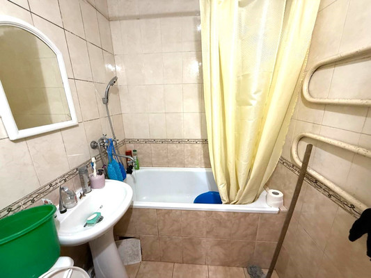 Продам трехкомнатную (3-комн.) квартиру, Кооперативная ул, 6, Апшеронск г
