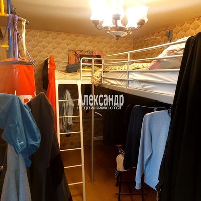 Продам трехкомнатную (3-комн.) квартиру, Комендантский пр-кт, 35к1, Санкт-Петербург г