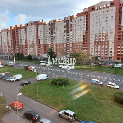 Продам трехкомнатную (3-комн.) квартиру, Комендантский пр-кт, 35к1, Санкт-Петербург г