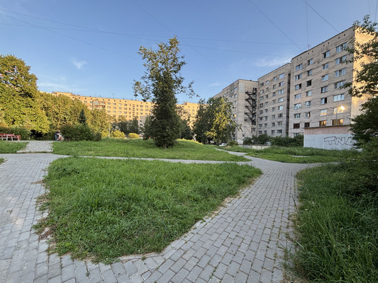Продам комнату в 8-комн. квартире, Беринга ул, 32к2, Санкт-Петербург г