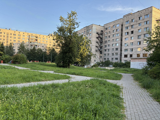 Продам комнату в 8-комн. квартире, Беринга ул, 32к2, Санкт-Петербург г