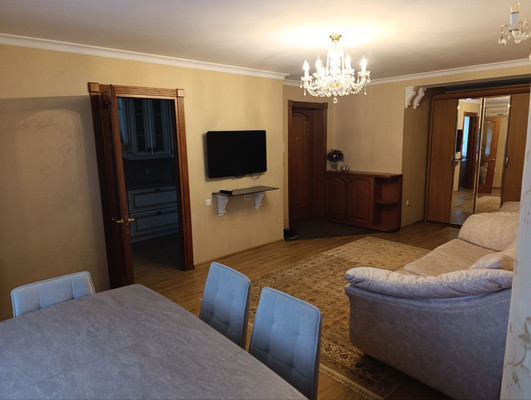 Продам трехкомнатную (3-комн.) квартиру, Куйбышева ул, 153, Симферополь г