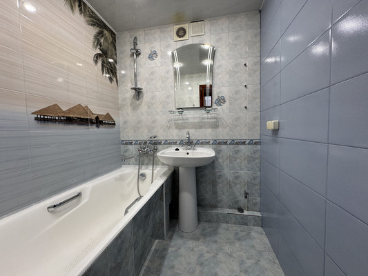 Продам трехкомнатную (3-комн.) квартиру, Кирова пр-кт, 22, Симферополь г