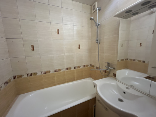 Продам двухкомнатную (2-комн.) квартиру, Маршала Жукова ул, 17, Симферополь г