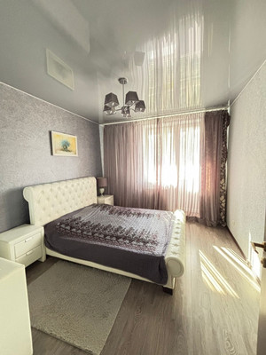Продам трехкомнатную (3-комн.) квартиру, Тихорецкая ул, 20, Калининград г