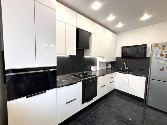 Продам трехкомнатную (3-комн.) квартиру, Тихорецкая ул, 20, Калининград г